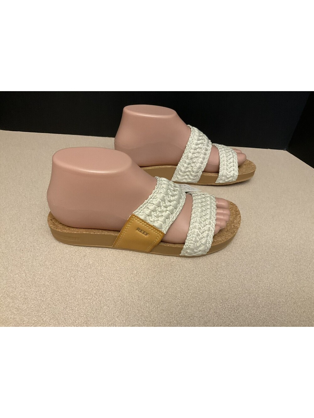 New! Womens REEF Cushion Vista Thread Sandals. Size 6. Nice Slides!